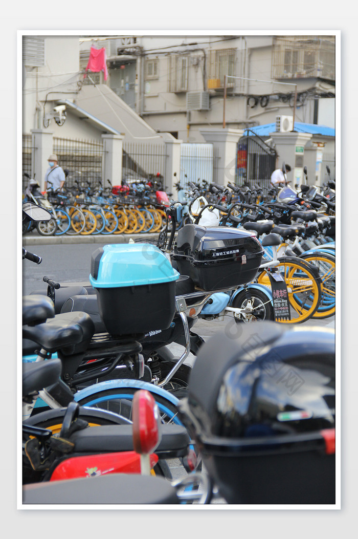 街道旁停满的自行车电瓶车图片图片