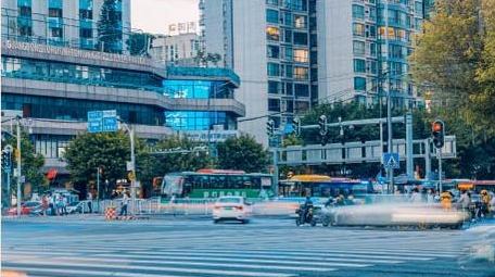 城市商圈街道晚高峰密集人流延时