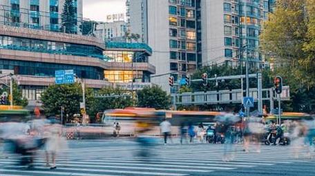 城市商圈街道晚高峰密集人流延时