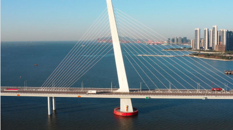 城市大气深圳湾公路大桥车流航拍