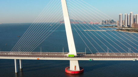 城市大气深圳湾公路大桥车流航拍