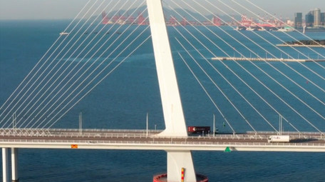 城市大气深圳湾公路大桥车流航拍