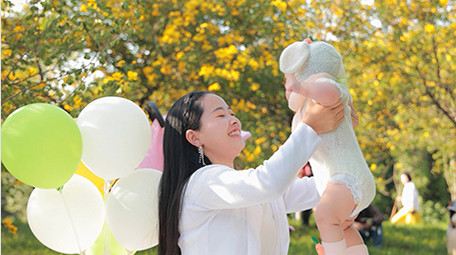 人物形象妈妈抱起婴儿4K实拍