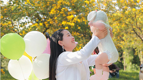 人物形象妈妈抱起婴儿4K实拍