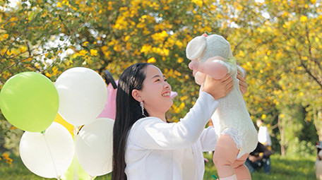 人物形象妈妈抱起婴儿4K实拍