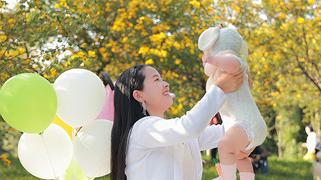 人物形象妈妈抱起婴儿4K实拍