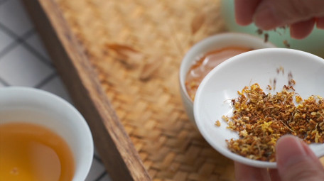 温暖治愈氛围秋天桂花茶实拍视频