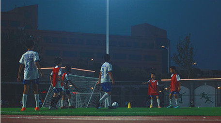 夜间足球场运动踢球跑道户外人流