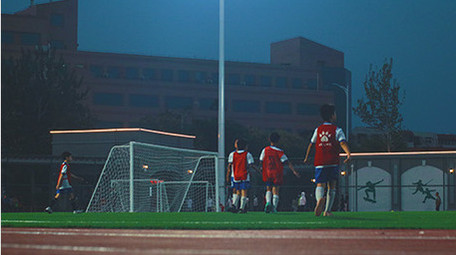 夜间足球场运动踢球跑道户外人流