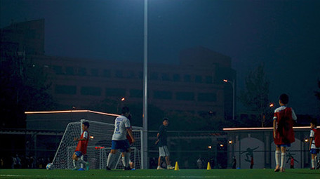 夜间足球场运动踢球跑道户外人流