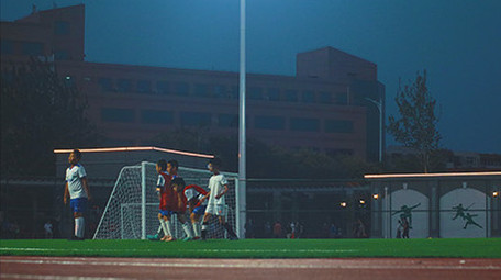 夜间足球场运动踢球跑道户外人流