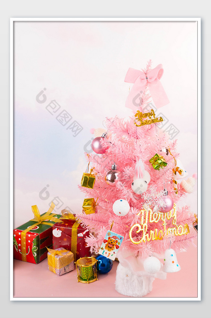 粉红色圣诞树挂饰礼物盒节日装饰图片图片