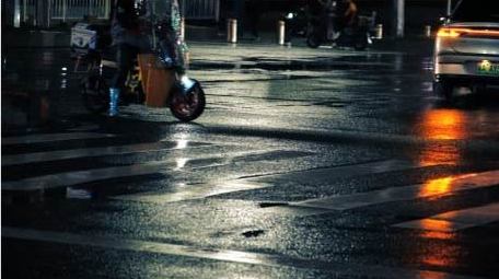 特写雨天马路上车辆行人交通升格