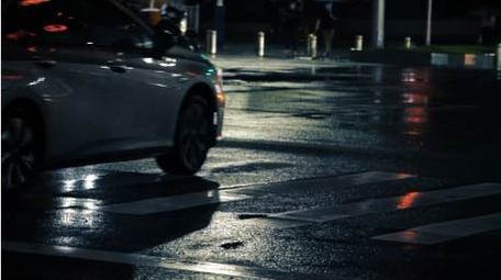 特写雨天马路上车辆行人交通升格