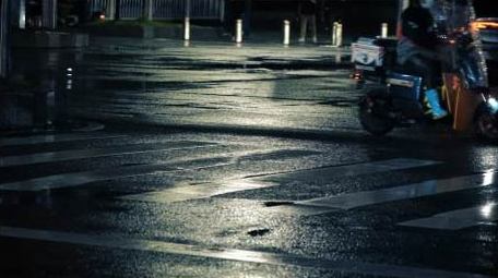 特写雨天马路上车辆行人交通升格