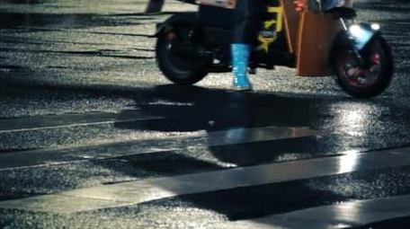 特写雨天马路上车辆行人交通升格