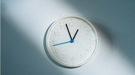 简约风时间流逝时钟延时摄影实拍