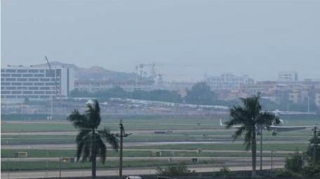 商务飞机在机场跑道降落实拍4k