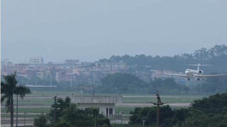 商务飞机在机场跑道降落实拍4k