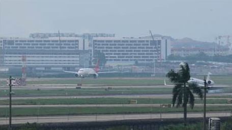 商务飞机在机场跑道降落实拍4k