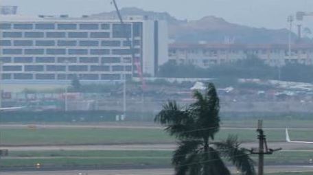 商务飞机在机场跑道降落实拍4k