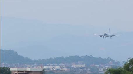 飞机降落在机场跑道实拍4k