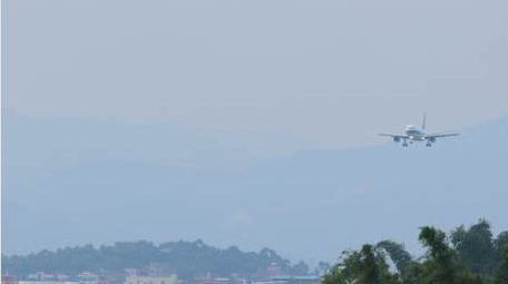 飞机降落在机场跑道实拍4k