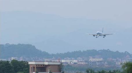 飞机降落在机场跑道实拍4k