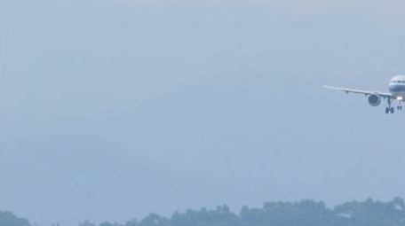 飞机降落在机场跑道实拍4k