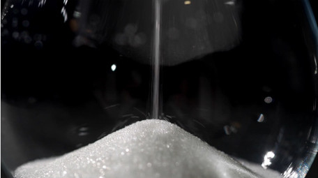 黑白简约时间沙漏和时钟实拍视频