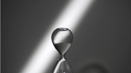 黑白简约时间沙漏和时钟实拍视频