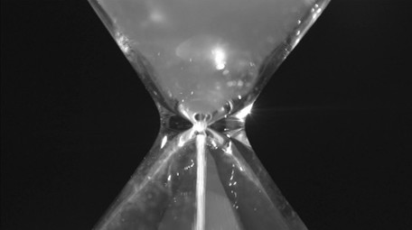 黑白简约时间沙漏和时钟实拍视频