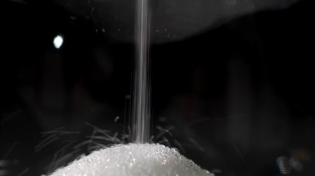 黑白简约时间沙漏和时钟实拍视频