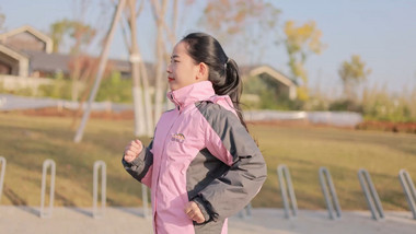 人物形象女孩运动晨练跑步4K