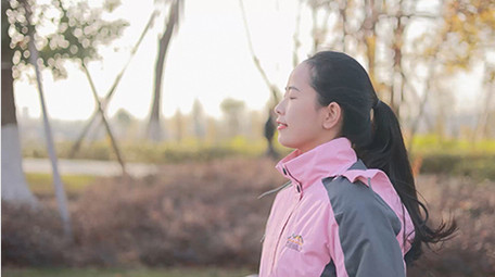 人物形象女孩运动晨练跑步4K