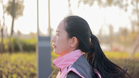 人物形象女孩运动晨练跑步4K