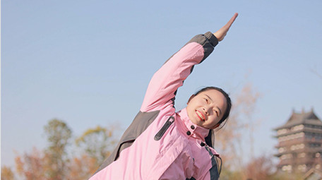 人物形象女孩晨练做伸展运动