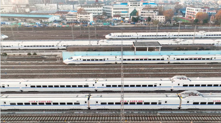 城市交通工具高铁停靠站日出4K