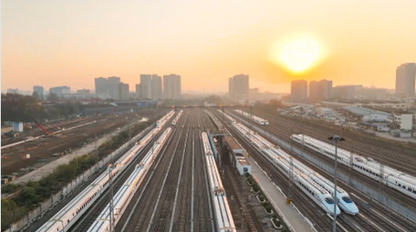 城市交通工具高铁停靠站日出4K