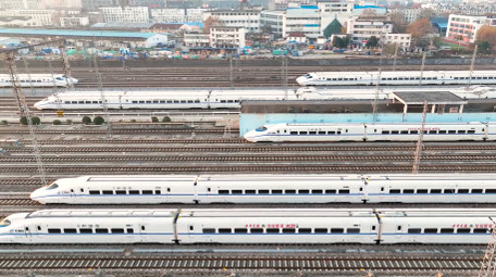 城市交通工具高铁停靠站日出4K