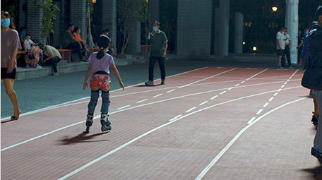 户外活动体育锻炼踢足球轮滑运动