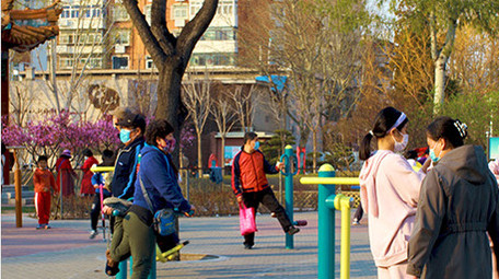 户外活动体育锻炼踢足球轮滑运动