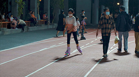 户外活动体育锻炼踢足球轮滑运动