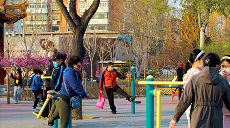 户外活动体育锻炼踢足球轮滑运动