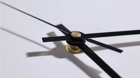 转动的时钟表盘和指针实拍4k