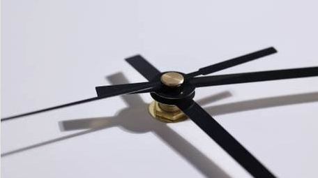 转动的时钟表盘和指针实拍4k