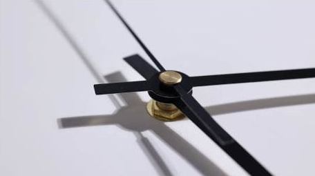 转动的时钟表盘和指针实拍4k