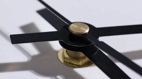 转动的时钟表盘和指针实拍4k