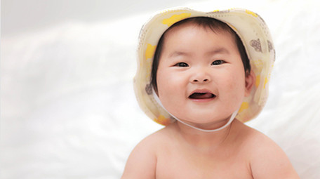 人像婴儿开心玩耍微笑4K实拍