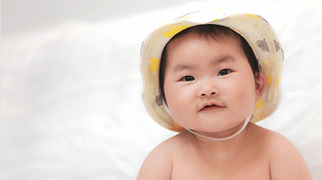 人像婴儿开心玩耍微笑4K实拍